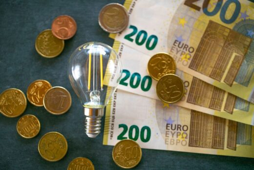 Paghi troppo per la bolletta della luce? perché gli italiani spendono il 23% in più degli altri europei ?