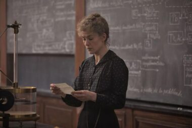 Stasera su Iris: Rosamund Pike scopre la radioattività nei panni di Marie Curie